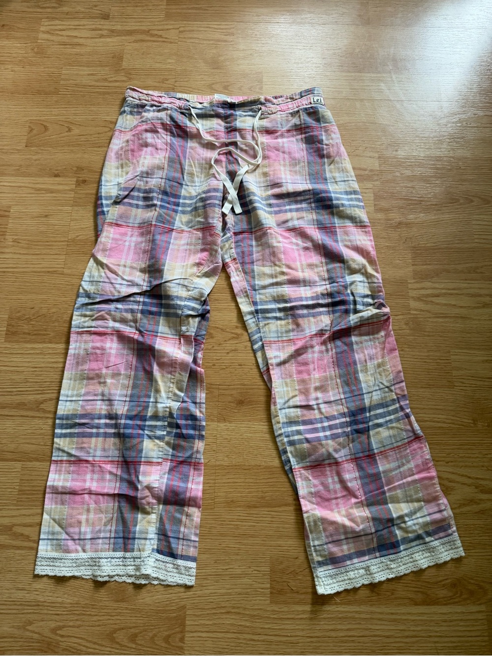 Vintage Y2K l.e.i. Pink Plaid Cropped Pajama Pants with Lace Trim - Size M